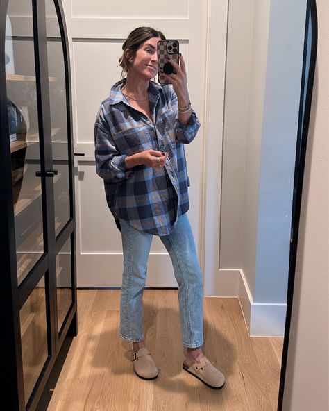 Casual Outfit Staples, Women’s Chambray Shirt Outfit, Sweats And Button Up Shirt, Dressy Causal Outfits Women, Outfits For Mid 20s For Women, Casual Cool Weather Outfits, Carly Jean Los Angeles Outfits, Brown Flannel Outfits For Women, Flannel Jeans Outfit