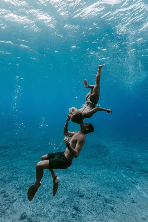 Koby and Jasmine were such dream clients for our beach couples session and couples Hawaii photoshoot! This adventurous couple decided to create even more memorable couples beach photos by turning this into an underwater photography couples photoshoot! Check out the blog for Hawaii underwater couples photos, beach couples photoshoot ideas, couples adventure photoshoot, Hawaii photo ideas couple, Hawaii couples pictures, couples beach poses, couples beach aesthetic, and more! Underwater Wedding Photography, Underwater Couple Photography, Underwater Photography Women, Couples Beach Aesthetic, Traveling Couple Aesthetic, Romantic Photoshoot Ideas, Couple Diving, Hawaii Couple Pictures, Hawaii Romantic