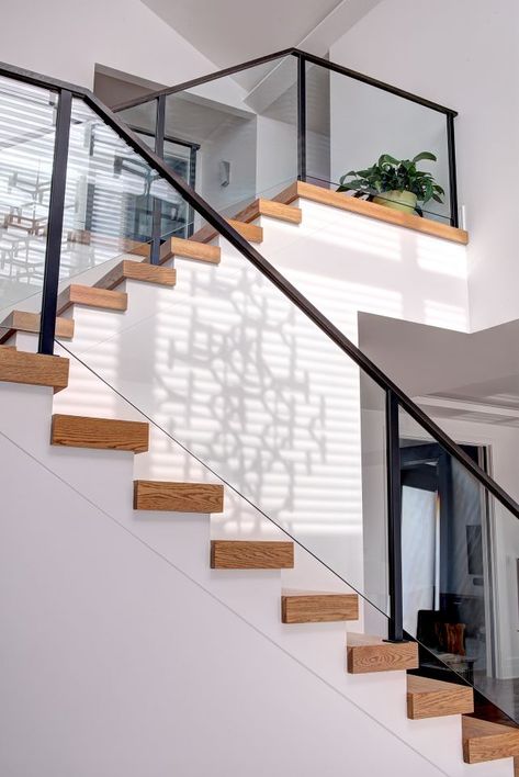 Modern Staircase Railing, Glass Staircase Railing, Glass Railing Stairs, Interior Stair Railing, Modern Stair Railing, Interior Railings, Staircase Design Modern, Staircase Railing Design, Stair Design