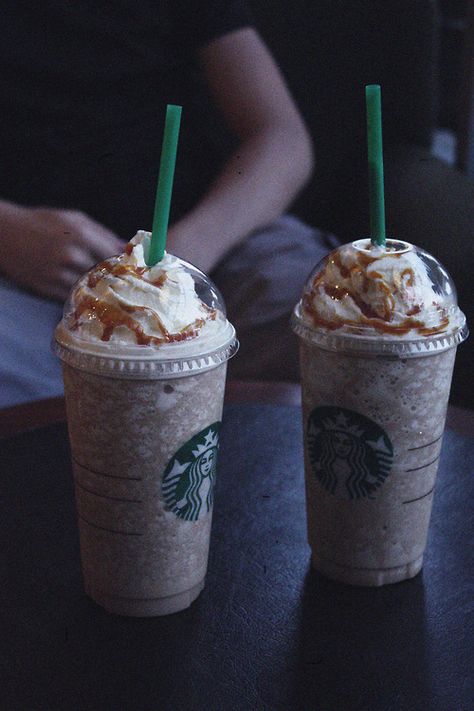 Starbucks Couple, Kawa Starbucks, Minuman Starbucks, Copo Starbucks, Caramel Frappe, Copycat Starbucks, Starbucks Coffee Drinks, Starbucks Menu, Starbucks Frappuccino