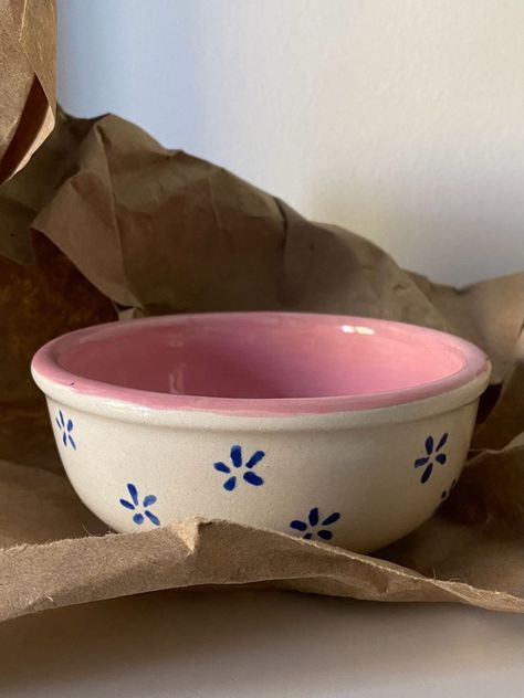 Pottery Bowl Inspiration, Pretty Bowls Ceramics, Bowl Pottery Design, Pottery Designs Bowl, Diy Pottery Painting Bowl, Ceramic Bowls Handmade Pottery, Bowl Aesthetic Ceramic, Ceramic Cereal Bowl Ideas, Aesthetic Painted Pottery