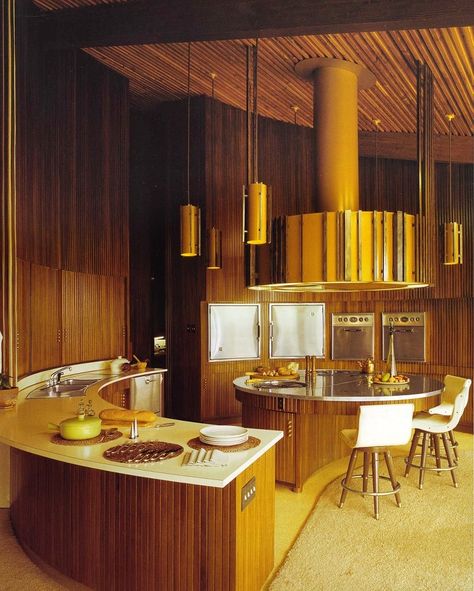 Gold and wood midcentury - unusual kitchen. Round kitchen. Kitchen peninsula 70s House, 70s Interior, Retro Interior Design, Interior Design Per La Casa, Mid Century Modern Kitchen, Retro Interior, Mid Century Kitchen, Design Del Prodotto, Mid Century Decor