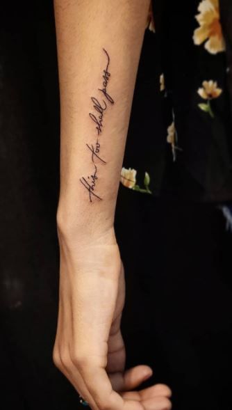 Male Wrist Tattoos, Female Wrist Tattoos, Tattoo Wisdom, Forearm Word Tattoo, Tattoo Designs Female, Arm Quote Tattoos, Wrist Tattoos Words, Side Arm Tattoos, Tattoos Words