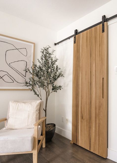 barn door in a satisfying setting Modern Sliding Doors Interior, Bathroom Designs 2023, Barn Door Modern, Sliding Bedroom Doors, Modern Barn Doors, Bedroom Barn Door, Design Studio Interior, Bathroom Barn Door, Modern Organic Design