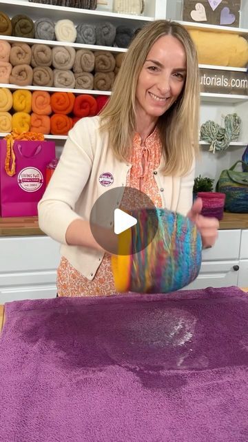 Wet Needle Felting Tutorial, Wet Felting Bowls, Needle Felting With Yarn, Wet Felting Over A Balloon, Wet Felting Tutorial Step By Step, Felted Bowls How To Make, Wet Felted Basket, Felt Bowls How To Make, Felting On A Ball