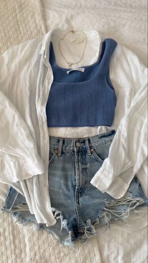 Green Jean Shorts Outfit, 30a Florida Outfits, Current Summer Fashion Trends, Beachy Fits, Phone Photo, Thrift Inspo, Weather Outfits, 사진 촬영 포즈, Europe Outfits