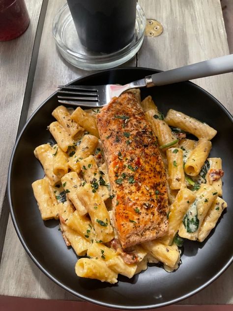 Salmon Alfredo Pasta, Salmon Alfredo, Pasta With Vegetables, Creamy Salmon, Healthy Food Inspiration, Easy Healthy Meal Prep, Food Babe, Healthy Food Dishes, Food Therapy