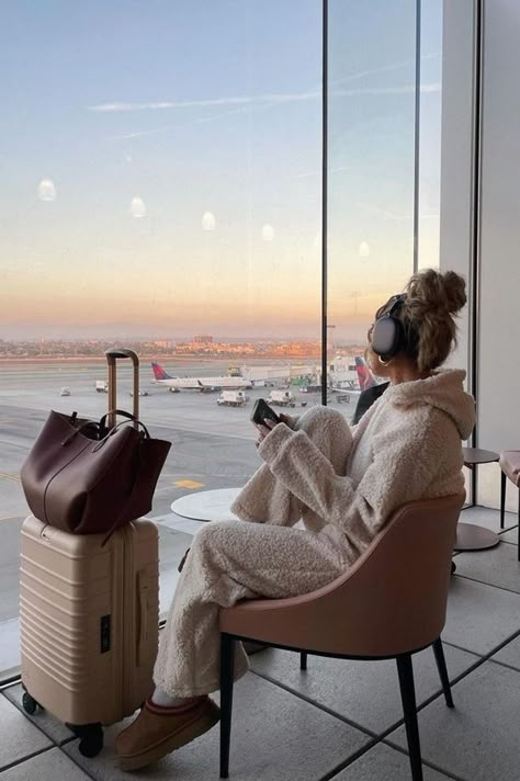 we all love an uggs outfit, but what if you could wrap yourself in sherpa? this matching lounge set is the perfect thing to wear for a long travel day or airport outfit! tap to shop this look and be sure to scroll through my LTK for more outfit inspiration! Airport Aesthetic Winter, Business Trip Aesthetic, Airport Lounge Aesthetic, Airport Aesthetic Pictures, Winter Airport Outfit Travel Style, Airport Winter Outfit, Korean Video, Airport Vibes, Aesthetic Vogue