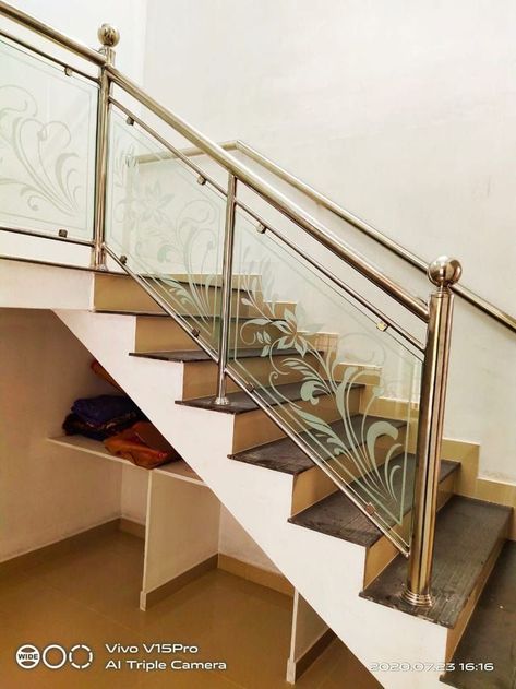 Stell Railings For Stairs, Staircase Railing Glass Design, Glass Reling Design For Stairs, Steps Grill Design Modern, Glass Grill Design For Stairs, Stair Grill Design Modern, Steps Glass Railing Design, Steel Railing Design For Stairs, Glass Railing Design Stairs