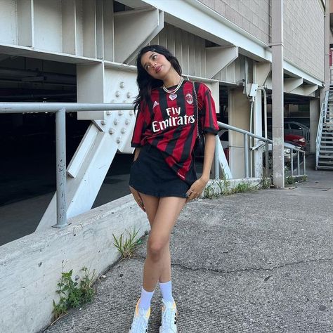 Womens Soccer Jersey Outfit, Women In Jersey, Casual Jersey Outfit, How To Style A Sports Jersey, Football Jersy Outfits For Women, Korean Jersey Outfit, Football Looks For Women, Blokecore Women Outfit, Styling Sports Jersey