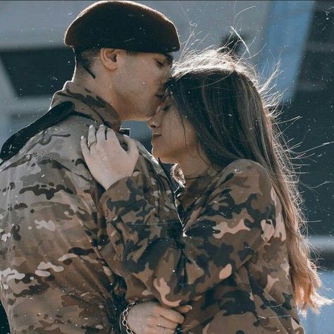 Army Couple Photography, Army Love Photography, Soldier Love, Army Couple Pictures, Military Aesthetic, Military Couples, Army Couple, Romantic Couples Photography, Army Women