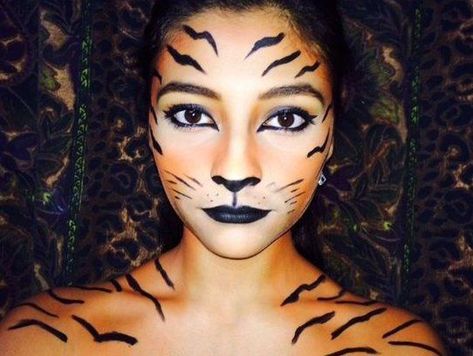 Tiger Costume Diy, Tiger Face Paint, Carnaval Make-up, Tiger Halloween Costume, Tiger Makeup, Tiger Halloween, Halloween Makeup Clown, Meme Costume, Halloween Make-up Looks