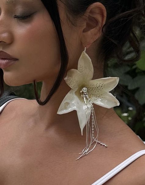 Orchid Earrings, Dope Jewelry Accessories, Grooming Tips, Dope Jewelry, Jewelry Lookbook, Elegant Flowers, Girly Jewelry, Bridal Look, Dream Jewelry