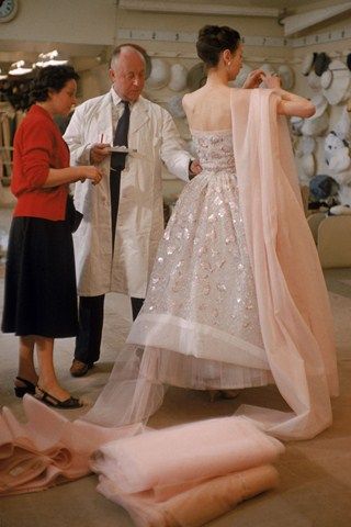 Christian Dior with an assistant and model at his Paris atelier in 1957 © Getty Images. Via www.vogue.co.uk. House Of Dior, Glamour Vintage, Look Retro, Paris Mode, Fashion 1950s, Dior Vintage, French Fashion Designers, Dior Couture, Vestidos Vintage