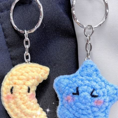 Crochet Sun Keychain, Star And Moon Crochet, Crochet Star Plush, Couples Crochet, Moon Crochet Pattern, Crochet Star Keychain, Crochet Couple, Crochet Star Pattern, Star Crochet Pattern