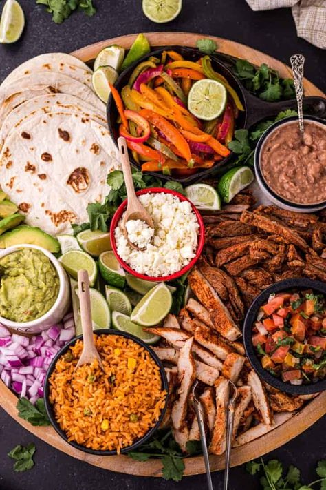 Chicken Fajitas Dinner Party, Mexican Banquet Ideas, Mexican Charcuterie Table Ideas, Tex Mex Platter, Kickback Food Ideas For Adults, Taco New Years Eve Party, Healthy Food Boards Ideas, Dinner Party Tacos, Fajitas Party Ideas