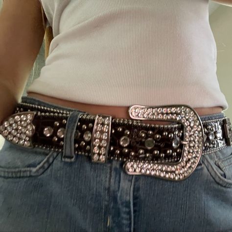 Shiny Belt Outfit, Bedazzled Belt Y2k, Bedazzled Belt Outfit, Cute Belt Outfit Ideas, Studded Belt Aesthetic, Gold Studded Belt, Y2k Belts Png, Y2k Belts Women, Big Belt Outfit Y2k