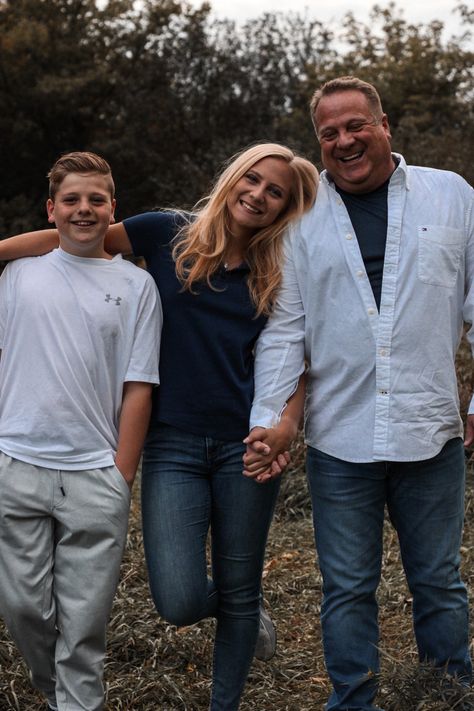 Family Of Four Adults Poses, Family Of 3 Photoshoot Older Son, Mom And Teenage Sons Photo Ideas, Mom And Older Sons Photoshoot, Mom Teenage Son Photoshoot, Family Photoshoot Poses With Teenagers, Mom And Teen Son Portraits, Mom And Adult Son Photo Ideas, Family Photoshoot Teenage Kids