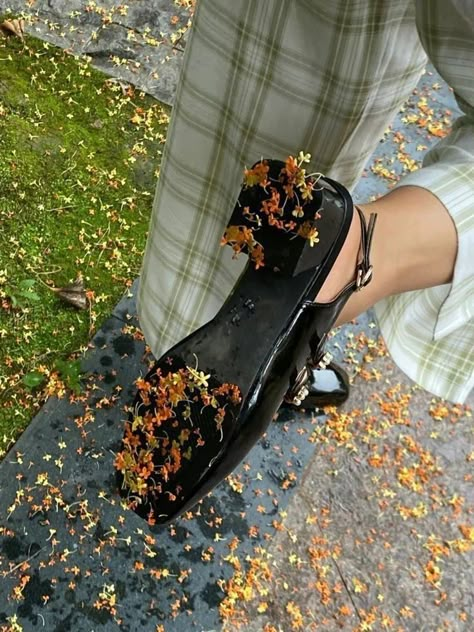 Inspiration Tattoos, Fall Mood Board, Mazzy Star, Gilmore Girl, 사진 촬영 포즈, Fall Mood, Foto Tips, Fallen Leaves, Mia 3