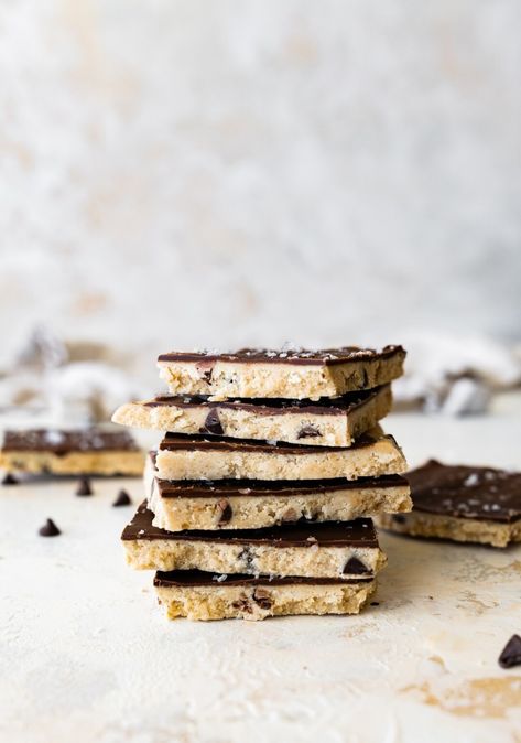 This protein cookie dough bark is so easy to make with just 5 simple ingredients. It's packed with 4 grams of protein per serving and is the perfect post-workout treat or healthy dessert. Cookie Dough Bark, Protein Powder Cookies, 4 Ingredient Cookies, High Protein Cookies, Protein Cookie Dough, Quick Protein, Healthy Cookie Dough, Cookie Dough Bars, Protein Cookie