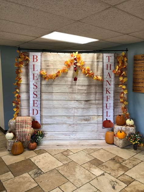 Craft Ideas With Natural Things, Harvest Festival Backdrop, Thanksgiving Back Drop Decorations, Thanksgiving Backdrops For Pictures, Thanks Giving Backdrop Ideas, Fall Potluck Decoration Ideas, Friends Giving Backdrop, Thanksgiving Office Decorations Ideas, Fall Photo Backdrop Diy Indoor