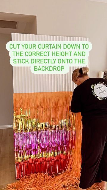 Tinsel Curtain Backdrop Ideas, Diy Plastic Fringe Backdrop, Foil Curtain Decoration Ideas, Diy Tinsel Backdrop, Diy Foil Backdrop, Tinsel Backdrop Photoshoot, Fringe Garland Backdrop, Taylor Swift Photo Backdrop, Foil Curtain Backdrop Ideas Birthday