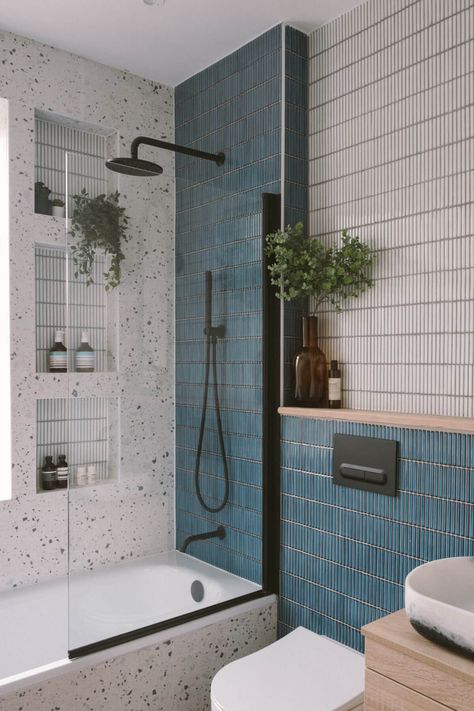 Small Bathroom Interior, Bilik Air, Bathroom Redesign, Bathroom Inspiration Decor, Upstairs Bathrooms, Small Bathroom Design, Blue Bathroom, Bathroom Renos, Metroid