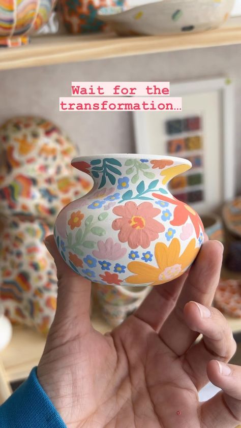 Floral Ceramic Vase, Paint Your Own Pottery Vase, Pottery Painted Vase, Things To Make As Gifts, Floral Ceramic Painting, Pottery Painting Ideas Floral, Floral Painted Pottery, Ceramic Painting Designs, Pottery Painting Patterns