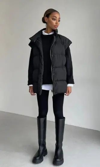 rain boot outfit with leggings Rainy Outfit Ideas For School, Professional Outfits Rainy Day, New York Outfits Rainy, Ny Rainy Day Outfit, Preppy Rain Outfit, Rainy Day Christmas Outfit, Rain Boots Office Outfit, Rain Casual Outfit, How To Look Cute In The Rain