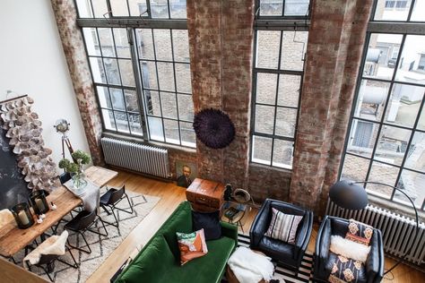 NYC Style London Loft Full Of Life And Colors | Decoholic London Loft Apartment, Eclectic Loft, Loft Apartment Decorating, Warehouse Apartment, Warehouse Loft, Converted Warehouse, Gravity Home, New York Loft, Loft Interior Design