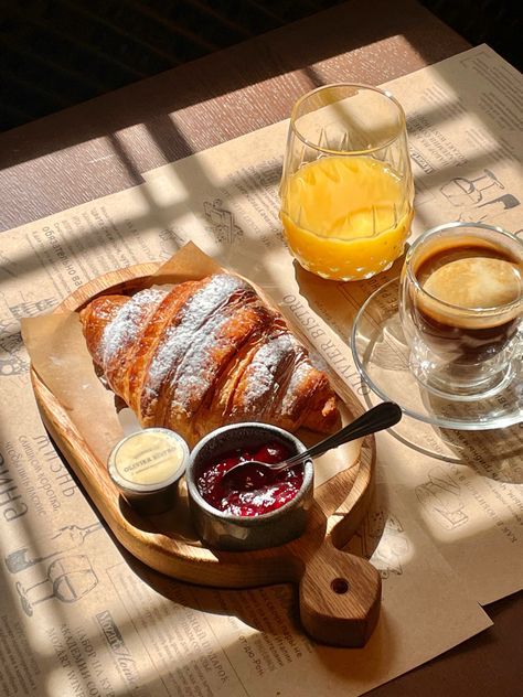 Croissant Breakfast Photography, French Bread Photography, French Cafe Photography, Breakfast Morning Aesthetic, Croissant Ideas Breakfast, Coffee And Croissants Photography, French Food Aethstetic, Croissants Breakfast Ideas, Croissant Breakfast Aesthetic