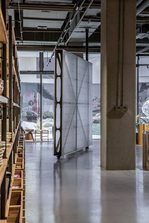 LUO Studio uses rotating walls to create flexible Mumokuteki bookshop Chinese Garden Design, Exposed Ceilings, Moving Walls, Metal Bookcase, Flexible Space, Modular Walls, Glass Walls, Adaptive Reuse, Chinese Architecture