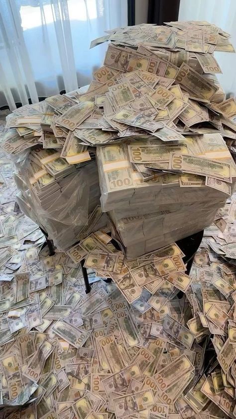 Money Buys Happiness, Life Goals Future, Money Vision Board, Manifesting Vision Board, Money Stacks, Money Pictures, Vision Board Pictures, Dream Vision Board, Money On My Mind