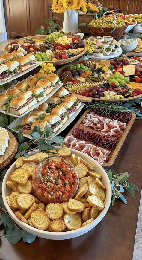 Charcuterie Centerpiece Table Settings, Appetizer Spread Table, Catering Ideas Food Dinners, Appetizer Set Up Ideas, Fall Buffet Food Ideas, Wedding Food Ideas Dinner Catering, Grazing Tables Ideas, Apetaizer Table Party Ideas, Summer Grazing Table Ideas