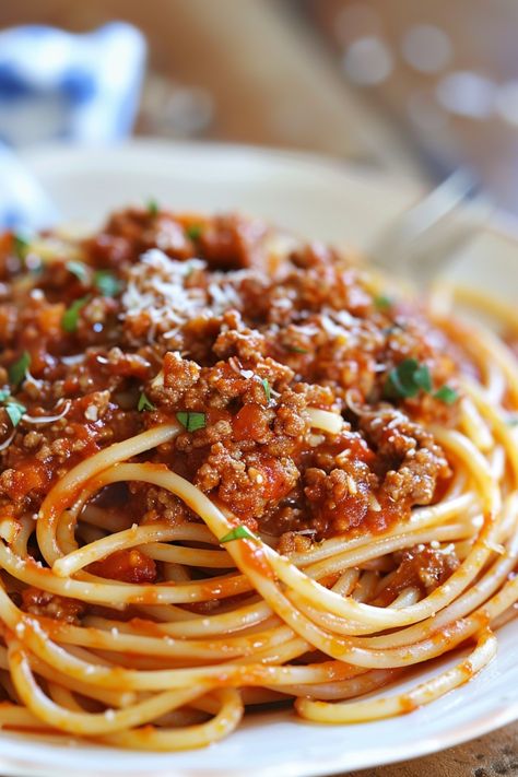 Indulge in a delicious homemade meal tonight with spaghetti with meat sauce. This classic Italian dish is perfect for a cozy night in or a family dinner. Our recipe is simple to follow and will have your taste buds dancing with every bite. The combination of flavorful ground beef simmered in rich tomato sauce served over perfectly cooked spaghetti noodles is sure to satisfy any pasta craving. Spice it up with your favorite seasonings and top it off with some freshly grated Parmesan cheese for th Ground Beef For Pasta, Health Spaghetti Recipes, Pictures Of Food Meals, Spaghetti And Ground Beef, Ground Beef Pasta Sauce Recipes, Spaghetti Dinner Recipes, Spaghetti Meal Ideas, What To Cook For Boyfriend, Spaghetti With Peppers