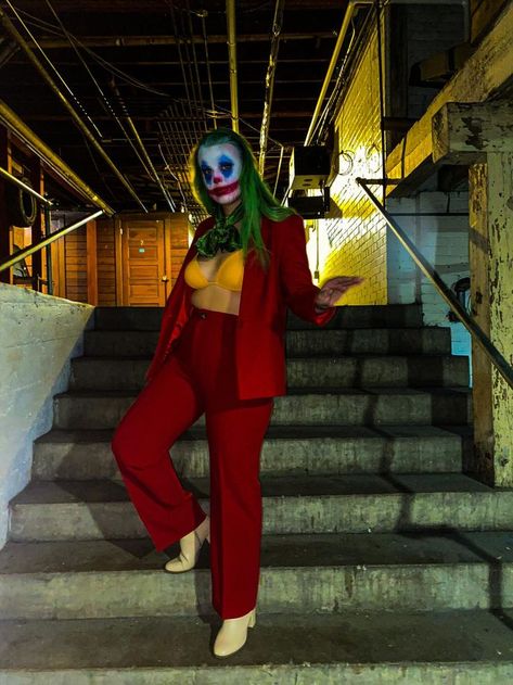 Female Joker Halloween, Costume Joker, Fall Outfits With Jeans, Joker Halloween Makeup, Joaquin Phoenix Joker, Joker Halloween Costume, Handmade Halloween Costumes, Female Joker, Joker Halloween