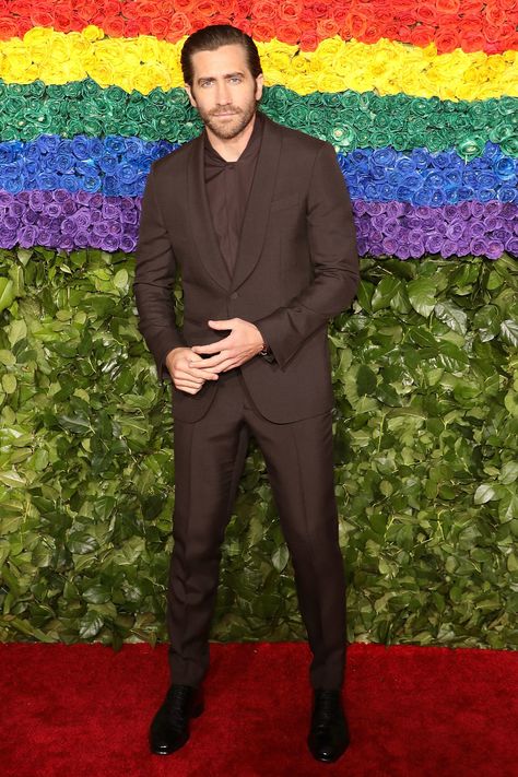 We’re still not sick of the chocolate brown suit—especially on a guy as skilled at wearing one as Jake Gyllenhaal. Brown Monochrome Outfit, Tom Ford Store, Save The Date Photoshoot, Men Outfit Inspiration, Date Photoshoot, Green Suit Men, Mens Street Style Summer, Classic Dressers, Jake G