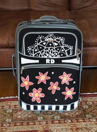 Painting Suitcases Diy Ideas, Suitcase Painting, Painted Luggage, Msc Magnifica, Luggage Painting, Luggage Decoration, Painting Kids Furniture, Painted Suitcase, Wedding Redo