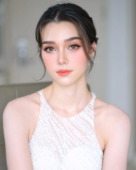 The Essential Guide to Korean Bridal Makeup Trend With Flawless Looks Simple Makeup For A Wedding, Make Up Flawless Natural Looks, Make Up For Brides Natural, Simple Flawless Makeup, Makeup Ideas For Bride, Bridal Makeup For Asian Women, Look Make Up Natural, Makeup Look For Wedding Guest, Makeup Korean Look Natural