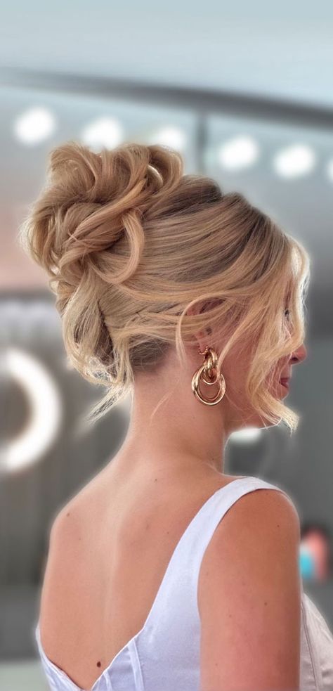 90s French Twist Updo, High Messy Updo Wedding, Up Do Messy Bun, High Updos For Wedding, French Roll Hairstyle Wedding, Messy Curly Updo Wedding, Piled High Twist Updo, Modern Up Do, Sabrina Carpenter Updo