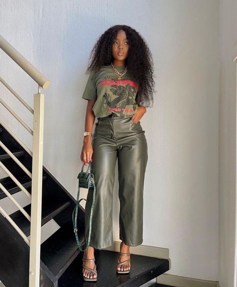 Monochromatic Jean Outfit, Casual Chic Attire For Women, Bbq Party Outfits Summer Black Women, Black Woman Spring Outfit, Feminine Maximalist Outfits, Fun Outfits Black Women, Halle Bailey Fashion, Outfits With Graphic Tees Black Women, Atlanta Brunch Outfit