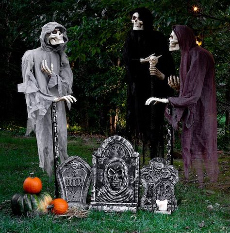 Transform Your Front Yard into a Haunted Graveyard for Halloween Halloween Graveyard Decorations, Haunted Graveyard, Halloween Lawn, Halloween Diy Outdoor, Halloween Crafts Preschool, Yard Haunt, Halloween Graveyard, Halloween Tombstones, Diy Halloween Decor