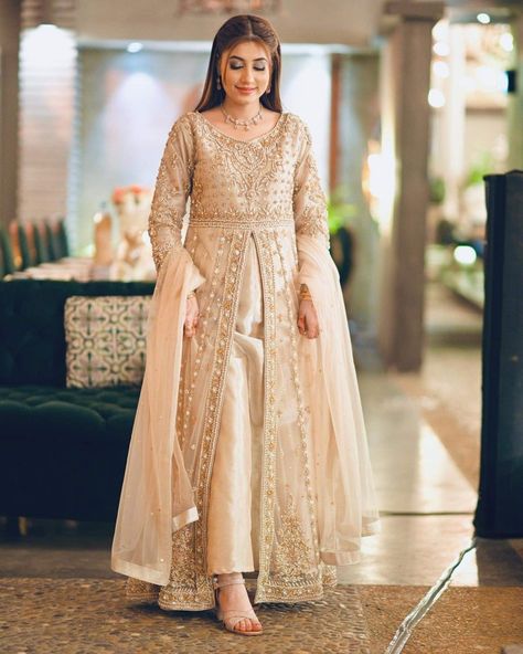 Pakistani Overcoat Dress, Dresses For Wedding Guests Pakistani, Maxi Dress For Wedding Pakistani, Maxi Style Pakistani Dresses, Walima Guest Outfit, Pakistani Shadi Dresses, Fancy Long Frocks, Walima Dresses Pakistani, Pakistani Party Wear Dresses