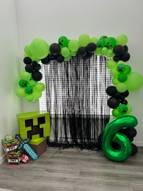 Minecraft Party Backdrop, Minecraft Themed Birthday Party, Minecraft Balloons, Minecraft Birthday Decorations, Minecraft Birthday Ideas, Diy Minecraft Birthday Party, Luca Birthday, Minecraft Party Decorations, Minecraft Bday