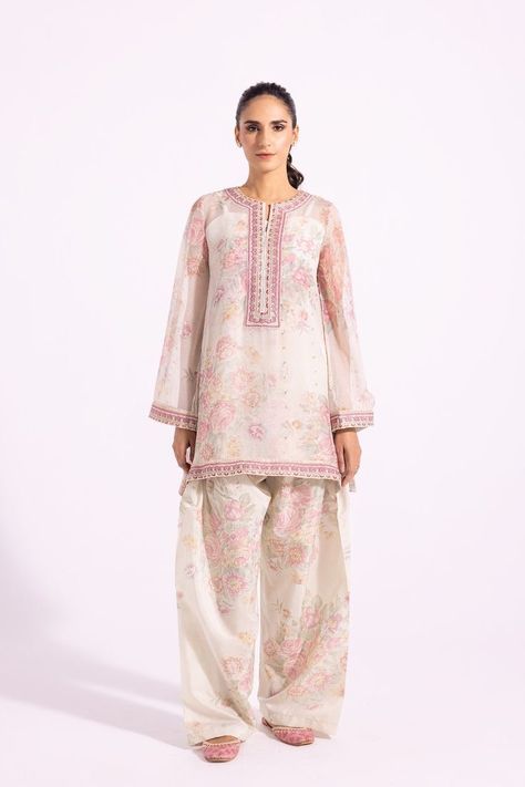 Desi Shalwar Kameez Design, Cute Shalwar Kameez, Stylish Shalwar Kameez Design, Aesthetic Pakistani Dresses, Simple Shalwar Kameez Designs For Women, Eid Outfit Ideas Pakistani, Simple Shalwar Kameez, Desi Shalwar Kameez, Shalwar Kameez Designs For Women