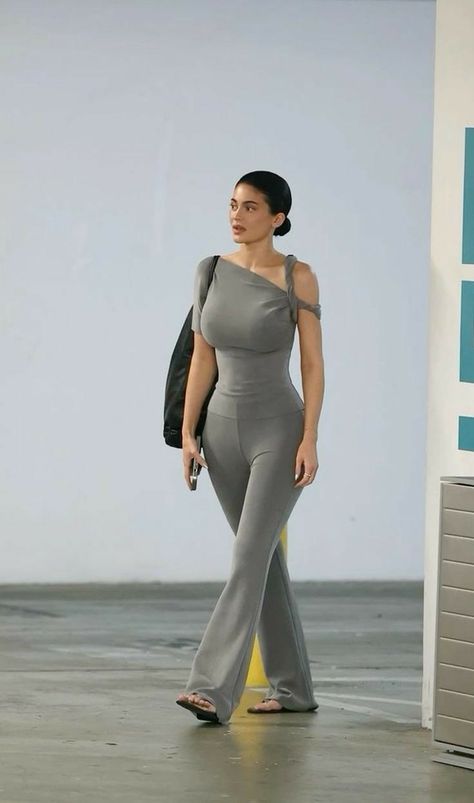 Kylie Jenner Aire Webster, Kylie Jenner Khy Outfit, Kylie Jenner Grey Outfit, Kylie Jenner New Style, Khy By Kylie Jenner, Khy Kylie Jenner, Kylie Jenner Outfits 2024, Khy Clothing, Khy Dress