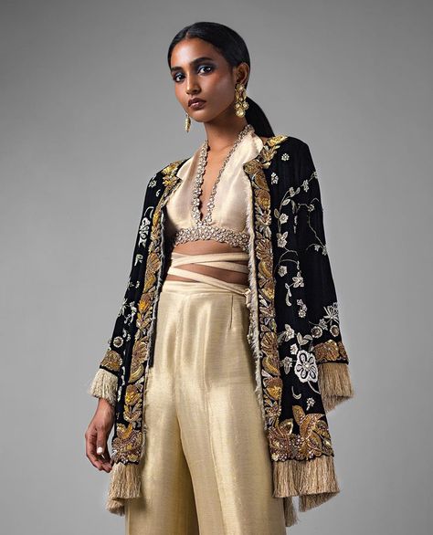 Meem Aliph 135,000 Eastern Style Fashion, Indian Fashion 2023 Trends Women, Middle Eastern Outfits Street Styles, Modern Middle Eastern Fashion, Middle Eastern Outfits, Indian Street Fashion, Indian Inspired Fashion, Desi Couture, Indian Fashion Trends