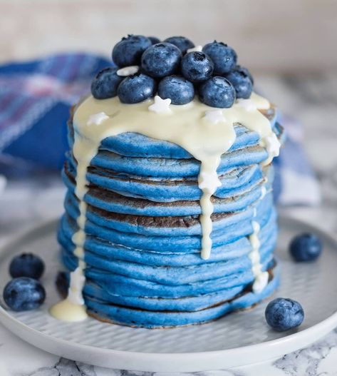 Andreea 🦋 Breakfast & more on Instagram: “VEGAN BLUE SPIRULINA PANCAKES served with melted chocolate and fresh blueberries 💙. This was our breakfast today and it was insanely good…” Blue Pancake, Movie Cakes, Blue Spirulina, Spirulina Powder, Pancake Stack, Blue Food, Blueberry Pancakes, Breakfast Pancakes, Cute Food