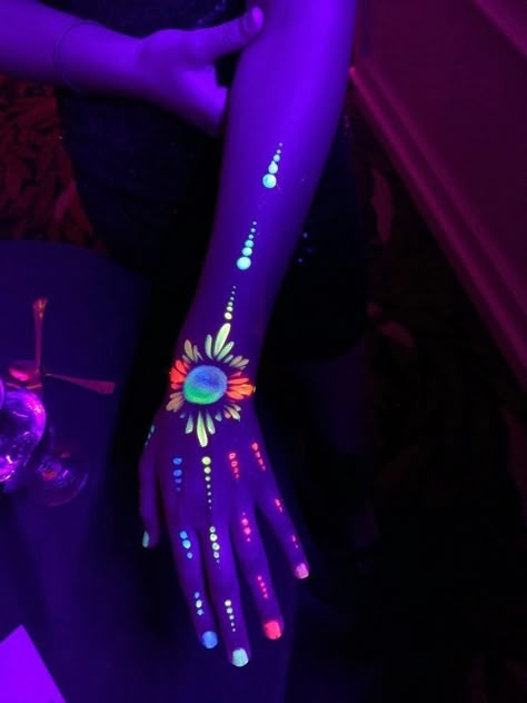 Glow In Dark Body Painting, Neon Festival Face Paint, Neon Party Paint Body Art, Glow Paint Body Designs, Rave Body Art, Glow In The Dark Lights, Glow In The Dark Body Art, Face Paint Glow In The Dark, Glow Body Painting