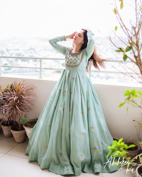 Pakistani Long Frocks Casual, New Pakistani Dresses 2024, Anarkali Dress Chiffon, Long Frocks Traditional Wear, Pakistani Frocks Party Wear, Saree Dress Design Ideas Anarkali, Trending Dresses Indian, Indian Gowns Dresses Latest, Floral Print Anarkali Dress